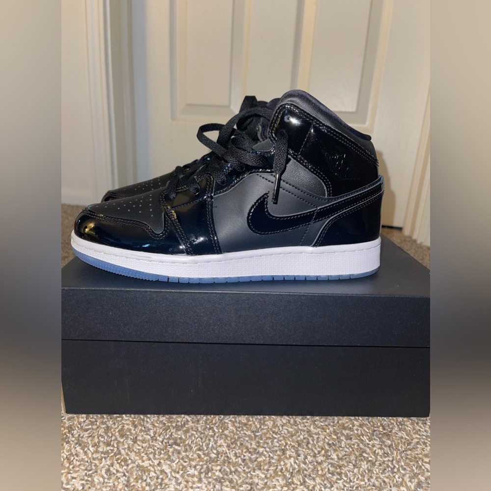 AIR JORDAN 1 MID SE (GS)
BLACK/DARK CONCORD-WHITE
6.5 YOUTH - 8 WOMANS